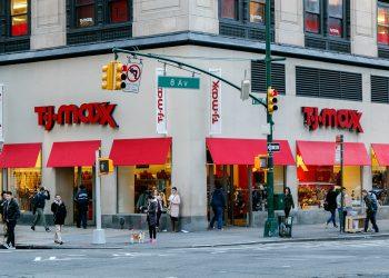 Best retail stocks to own heading into the 2025 holiday season